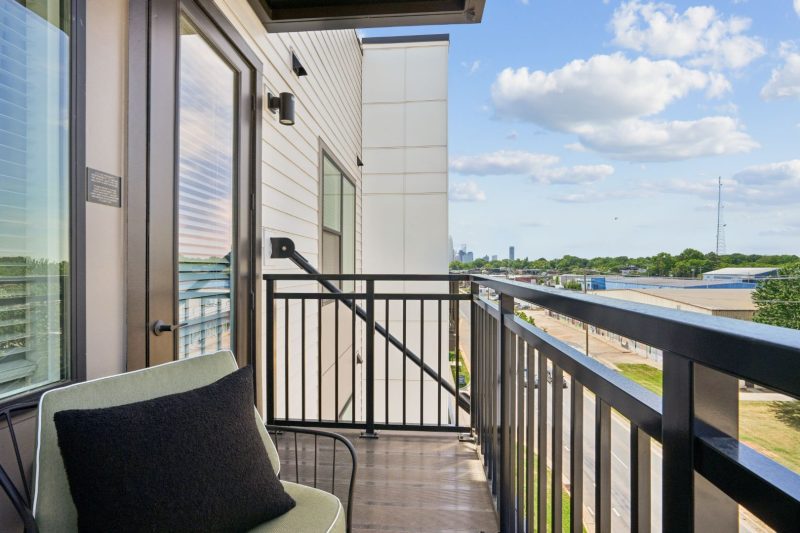 Cavella_LuxuryApartmentCommunity_Balcony_CharlotteNC