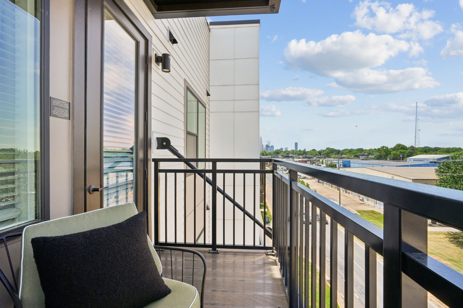 Cavella_LuxuryApartmentCommunity_Balcony_CharlotteNC