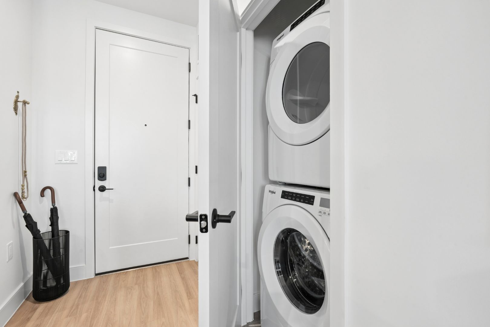 Cavella_LuxuryApartmentCommunity_Pool_CharlotteNC
